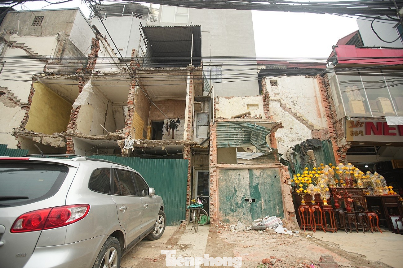 Kiến trúc kỳ dị của những căn nhà mặt đường Vành đai 1 Hà Nội - Ảnh 8