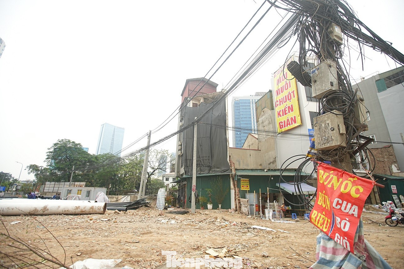 Kiến trúc kỳ dị của những căn nhà mặt đường Vành đai 1 Hà Nội - Ảnh 9