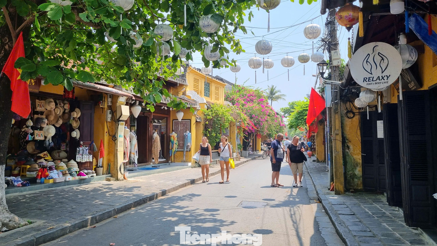 Diện mạo 'lạ' của phố cổ Hội An trước giờ G ‘siết’ vỉa hè - Ảnh 1