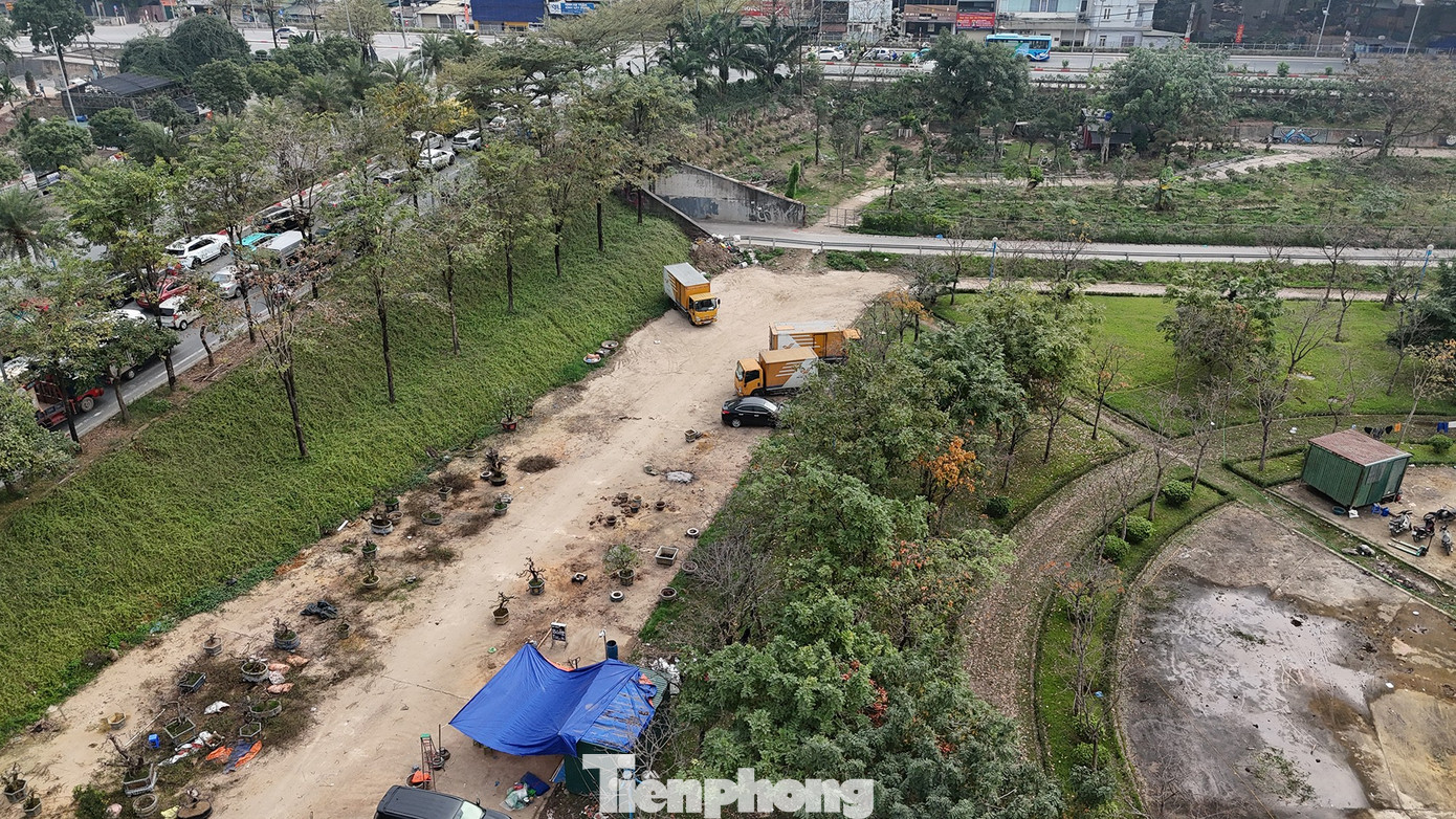 Cận cảnh sự xuống cấp khó tin tại vườn hoa cửa ngõ Thủ đô - Ảnh 1