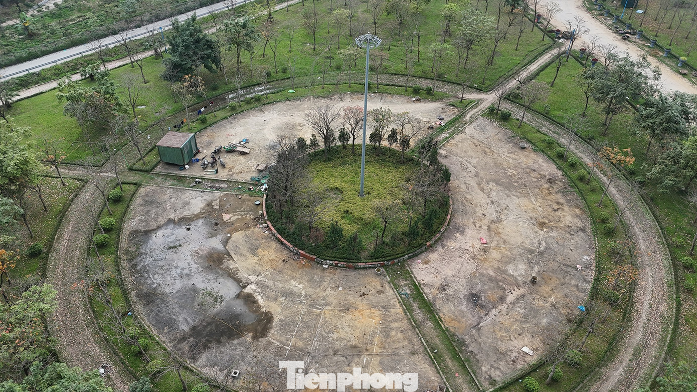 Cận cảnh sự xuống cấp khó tin tại vườn hoa cửa ngõ Thủ đô - Ảnh 2