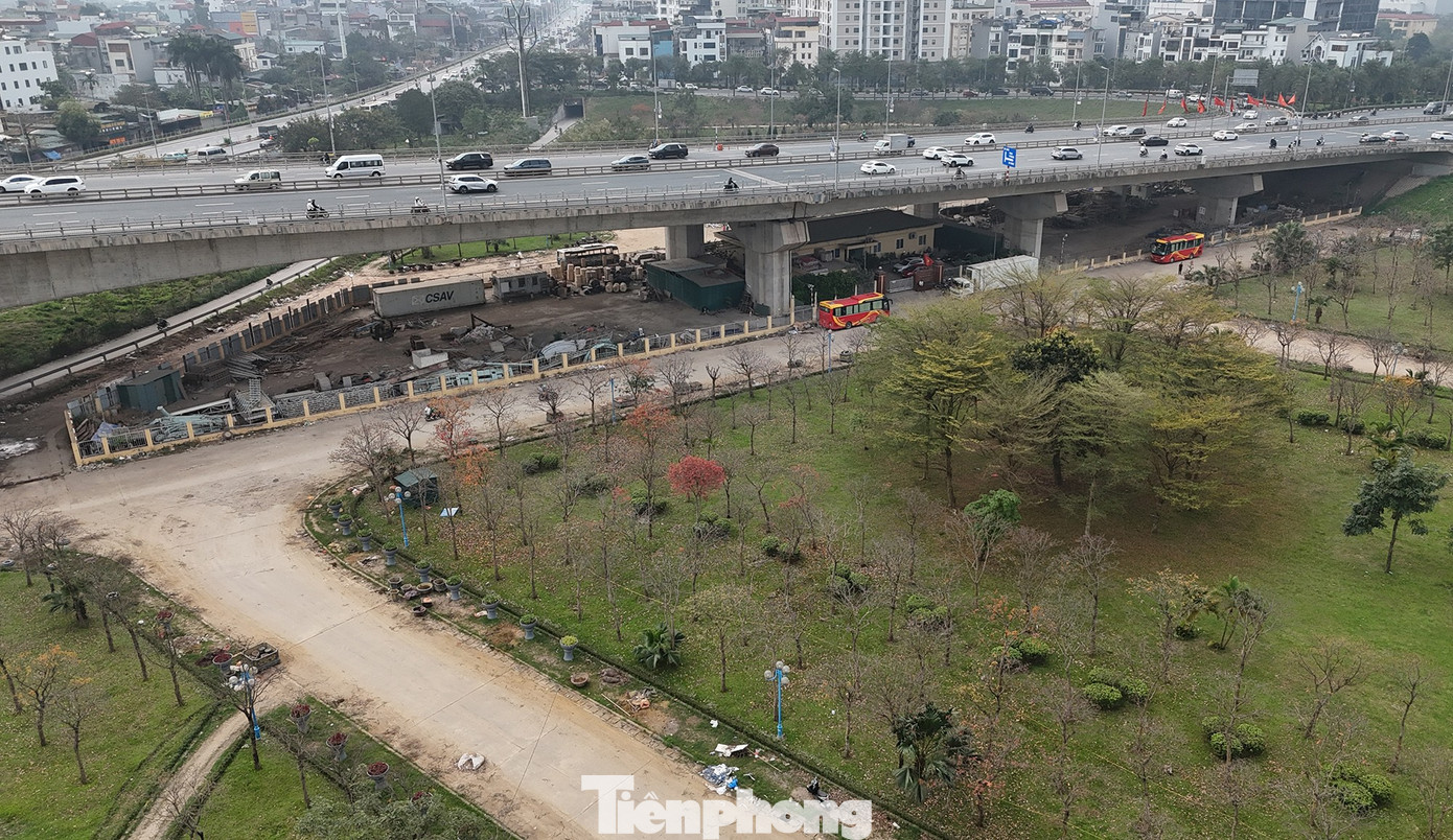 Cận cảnh sự xuống cấp khó tin tại vườn hoa cửa ngõ Thủ đô - Ảnh 8
