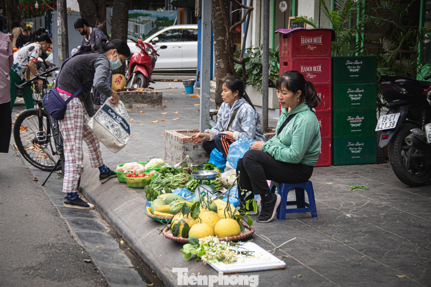 Hoa bưởi ngập phố Hà Nội, giá 'chát' vẫn đắt hàng - Ảnh 5