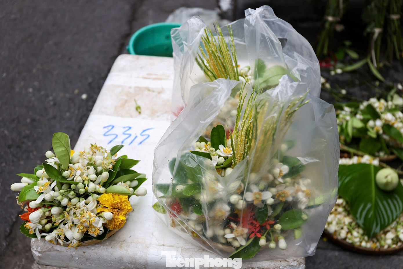 Hoa bưởi ngập phố Hà Nội, giá 'chát' vẫn đắt hàng - Ảnh 6