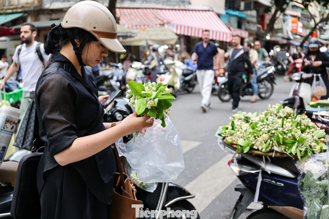 Hoa bưởi ngập phố Hà Nội, giá 'chát' vẫn đắt hàng - Ảnh 2