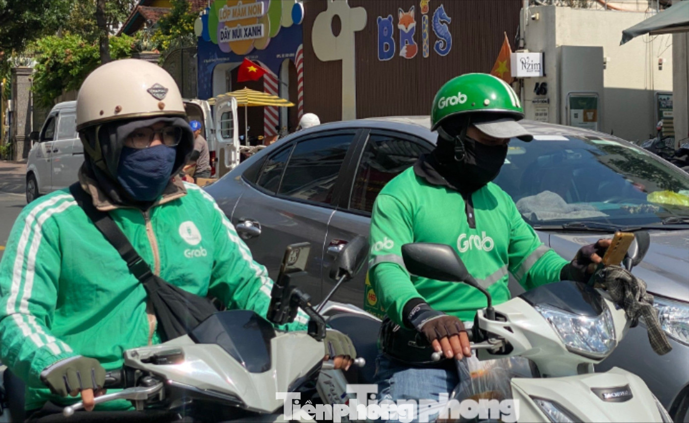 Tài xế Grab, Be sốt ruột giá xăng dầu, lo chi phí 'bào mòn' thu nhập - Ảnh 1