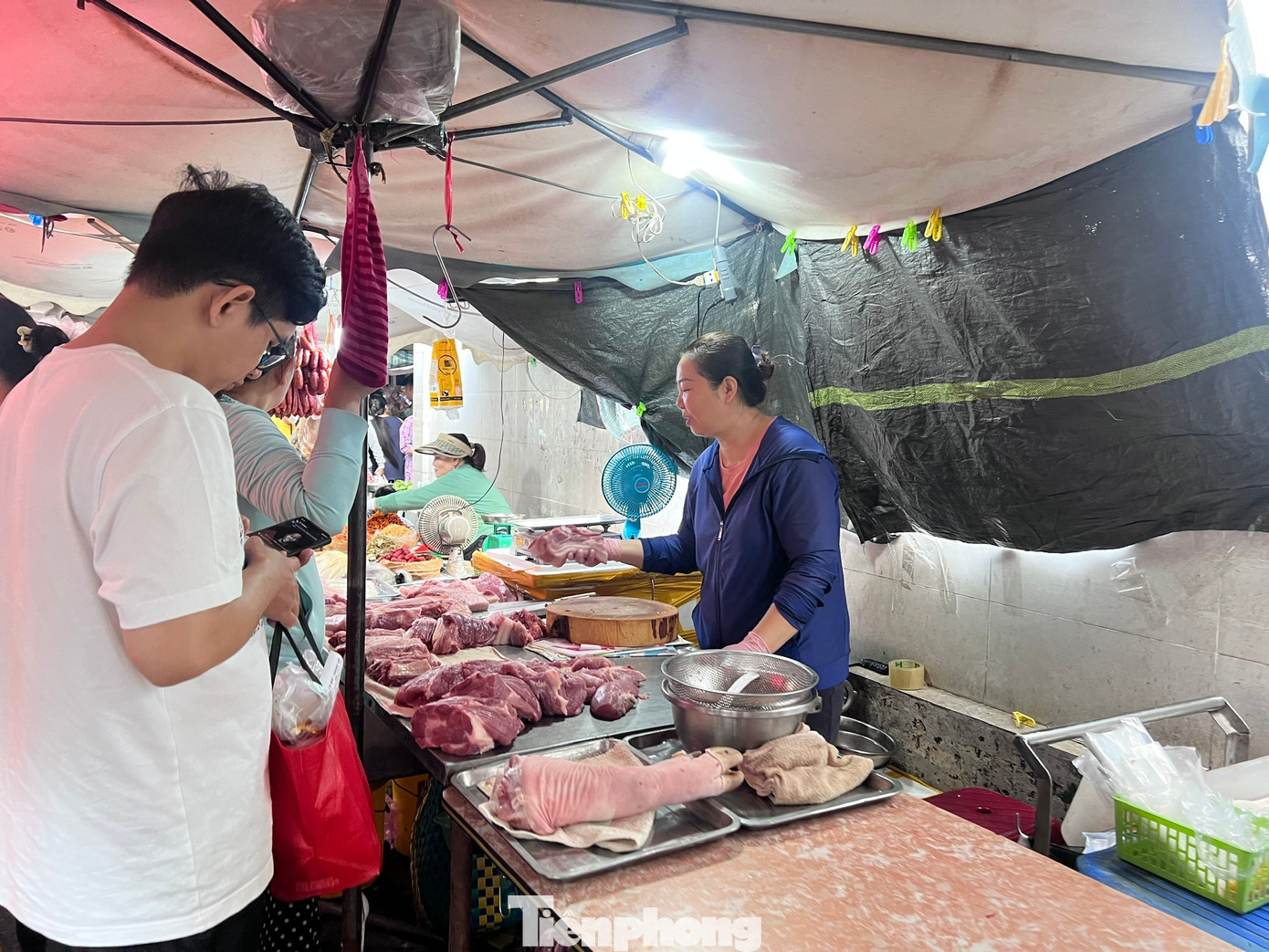 Nhiều mặt hàng, dịch vụ 'dậy sóng' theo giá xăng dầu - Ảnh 1