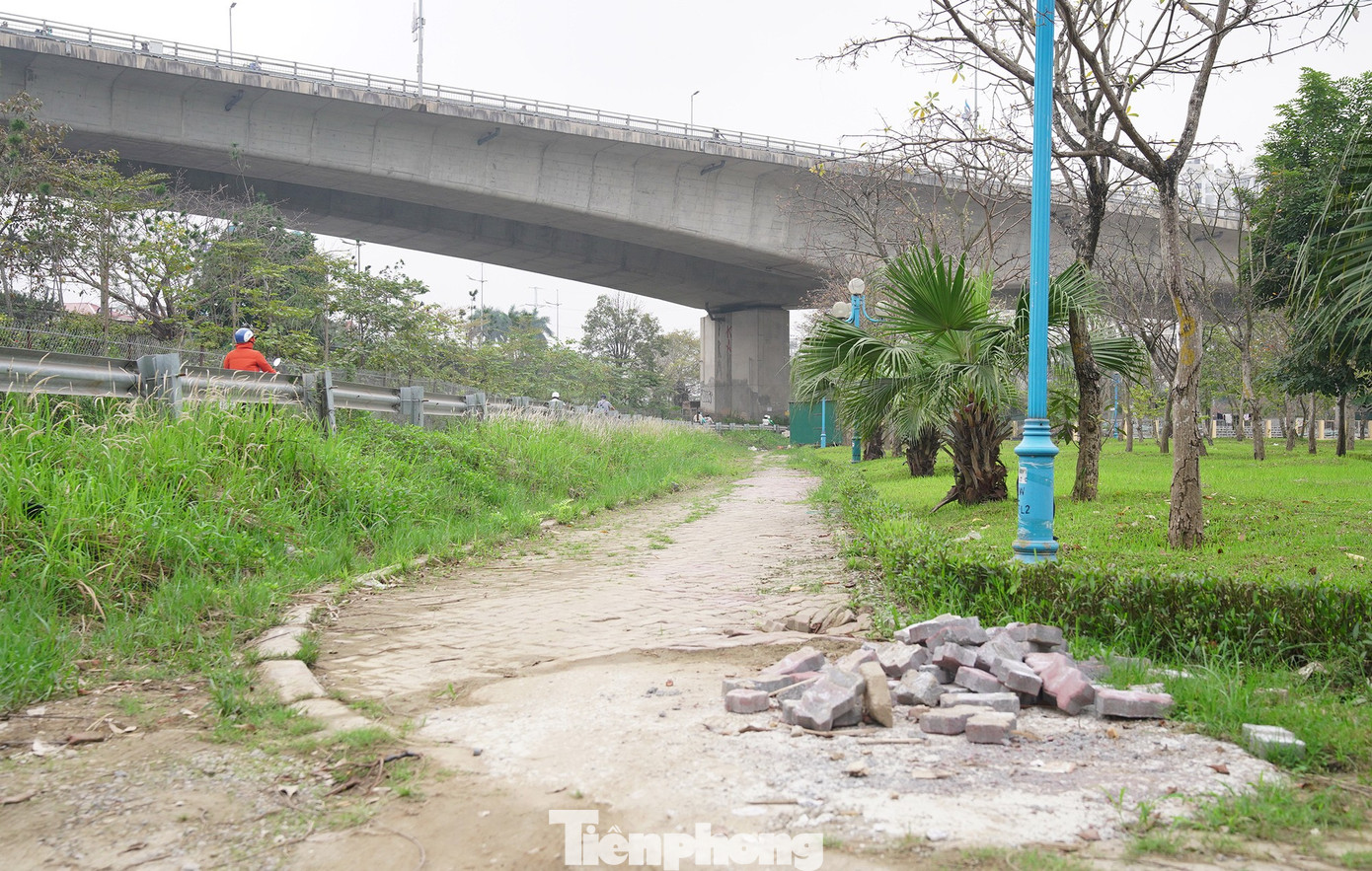 Cận cảnh sự xuống cấp khó tin tại vườn hoa cửa ngõ Thủ đô - Ảnh 12