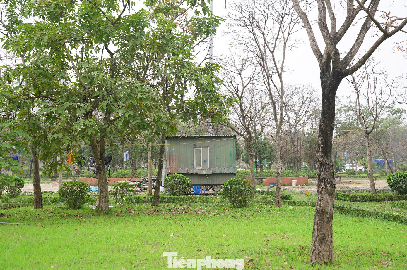 Cận cảnh sự xuống cấp khó tin tại vườn hoa cửa ngõ Thủ đô - Ảnh 4