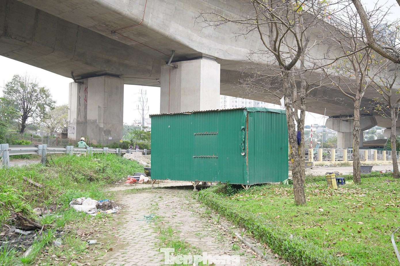 Cận cảnh sự xuống cấp khó tin tại vườn hoa cửa ngõ Thủ đô - Ảnh 6