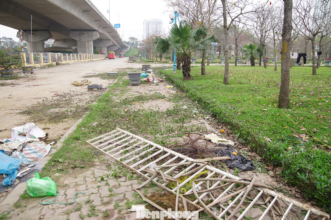 Cận cảnh sự xuống cấp khó tin tại vườn hoa cửa ngõ Thủ đô - Ảnh 5