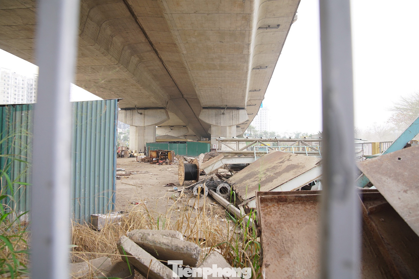 Cận cảnh sự xuống cấp khó tin tại vườn hoa cửa ngõ Thủ đô - Ảnh 9