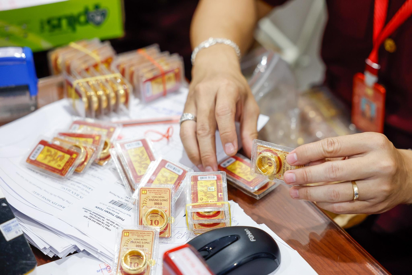 Giá vàng Việt Nam cao hơn thế giới gần 30 triệu đồng/lượng - Ảnh 1
