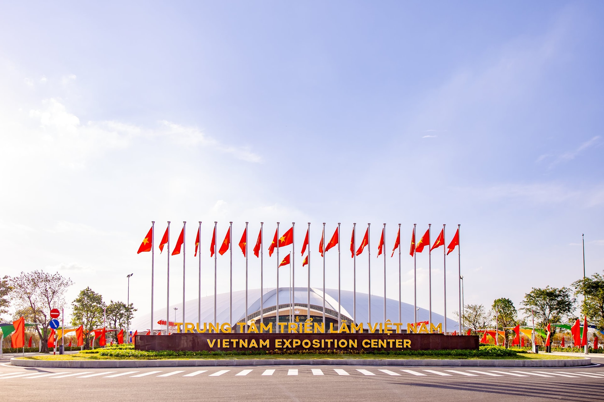 Việt Nam sở hữu tổ hợp triển lãm rộng 900.000m2 lớn nhất Đông Nam Á, lập kỷ lục chưa từng có: Huy động 24.000 tấn thép, 1.000 người làm việc xuyên suốt 300 ngày đêm - Ảnh 1