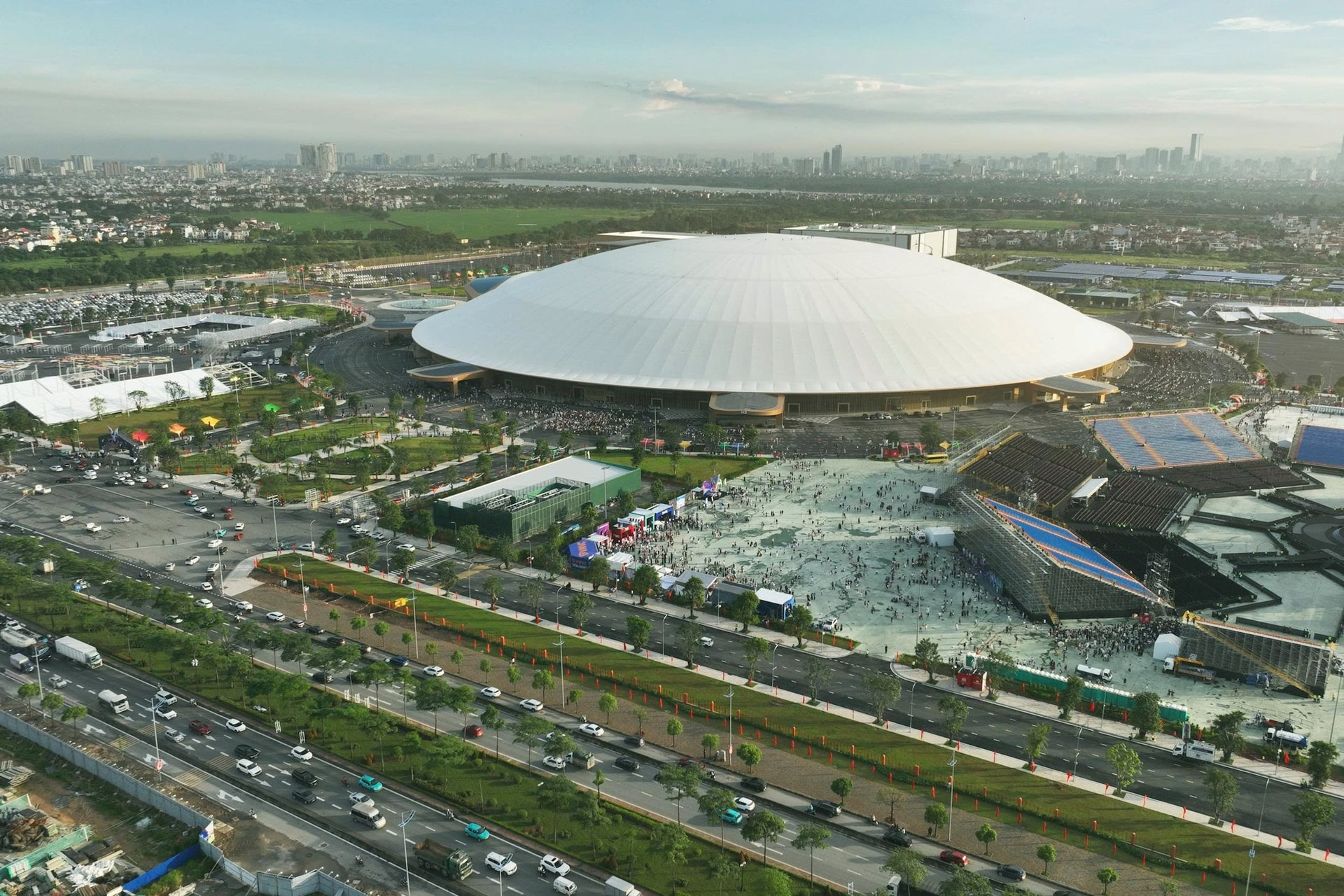 Việt Nam sở hữu tổ hợp triển lãm rộng 900.000m2 lớn nhất Đông Nam Á, lập kỷ lục chưa từng có: Huy động 24.000 tấn thép, 1.000 người làm việc xuyên suốt 300 ngày đêm - Ảnh 2