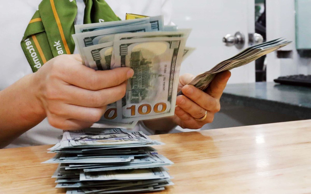 Tỷ giá USD chợ đen tăng vọt lên gần 27.400 đồng, Ngân hàng Nhà nước tiếp tục hút về lượng lớn VND
