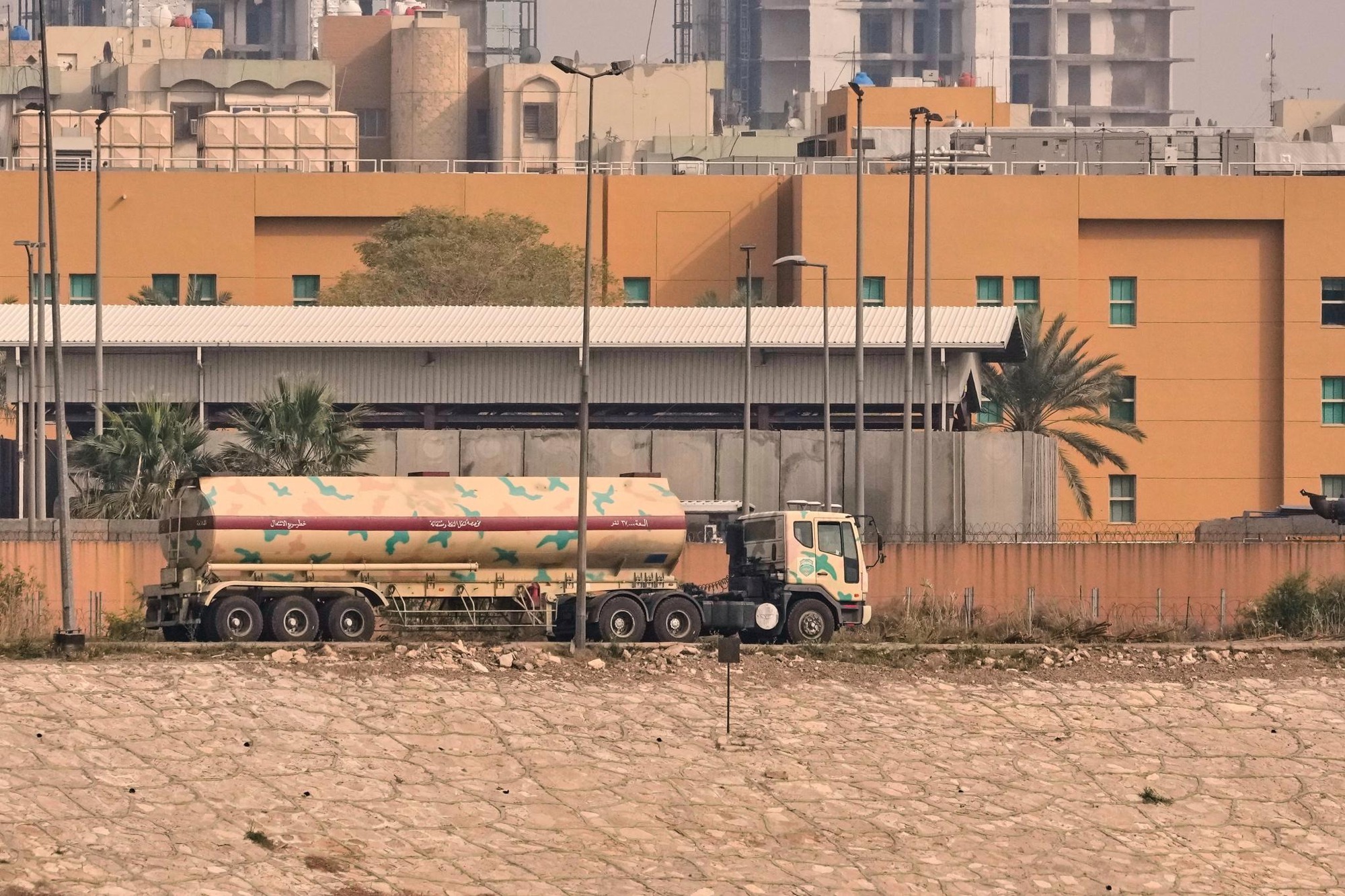 Đại sứ quán Mỹ tại Iraq "trúng tên lửa", tàu chở dầu Mỹ cháy gần Hormuz? - Ảnh 1