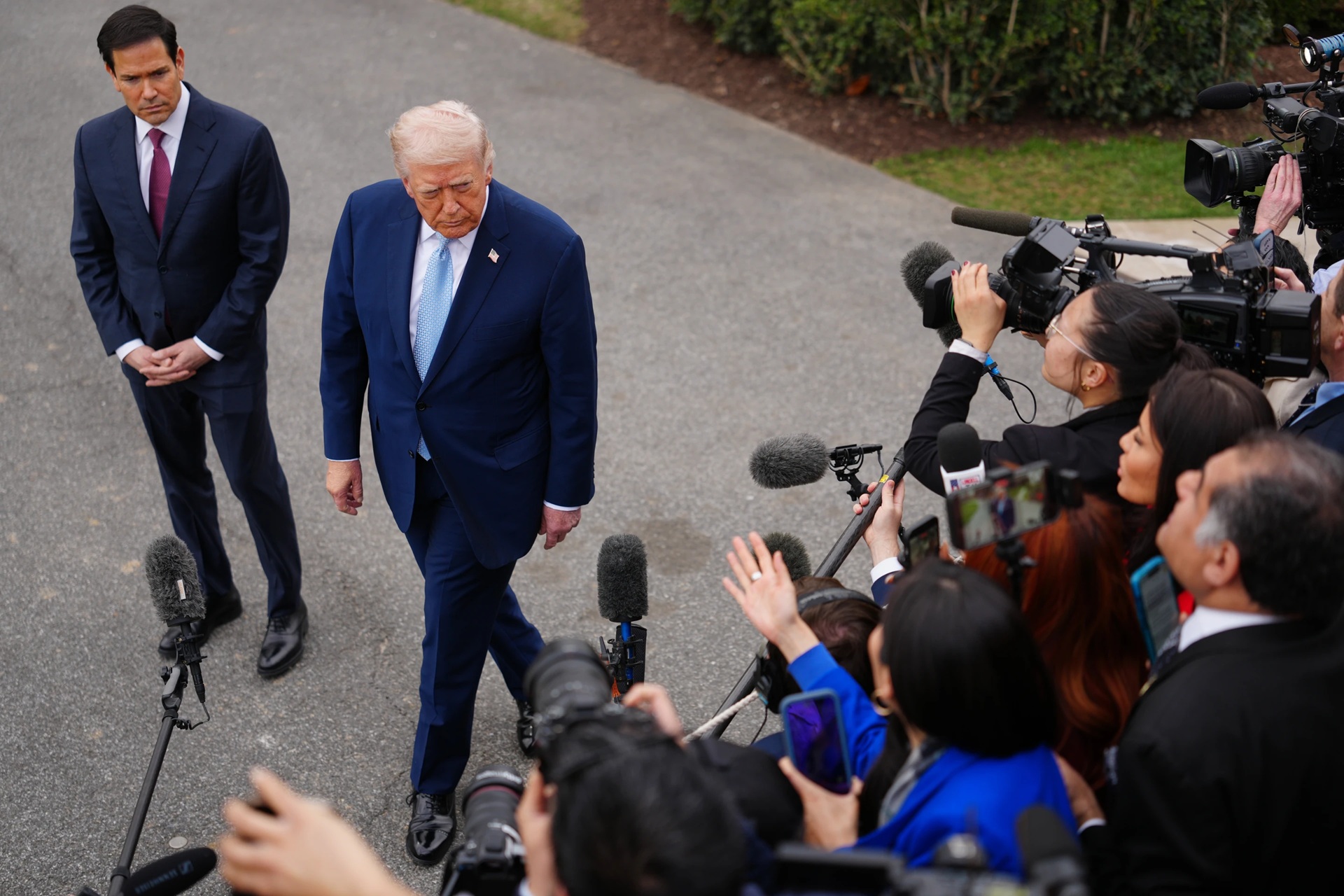 Tổng thống Mỹ cân nhắc "xuống thang" chiến dịch Trung Đông, Iran đe dọa "gây bất ngờ" - Ảnh 1