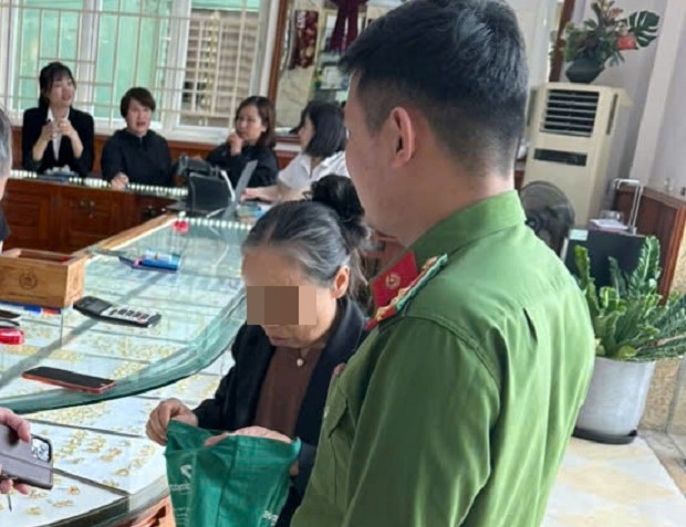 Cụ bà mang 19 chỉ vàng đi bán để chuyển tiền cho kẻ lừa đảo - Ảnh 1