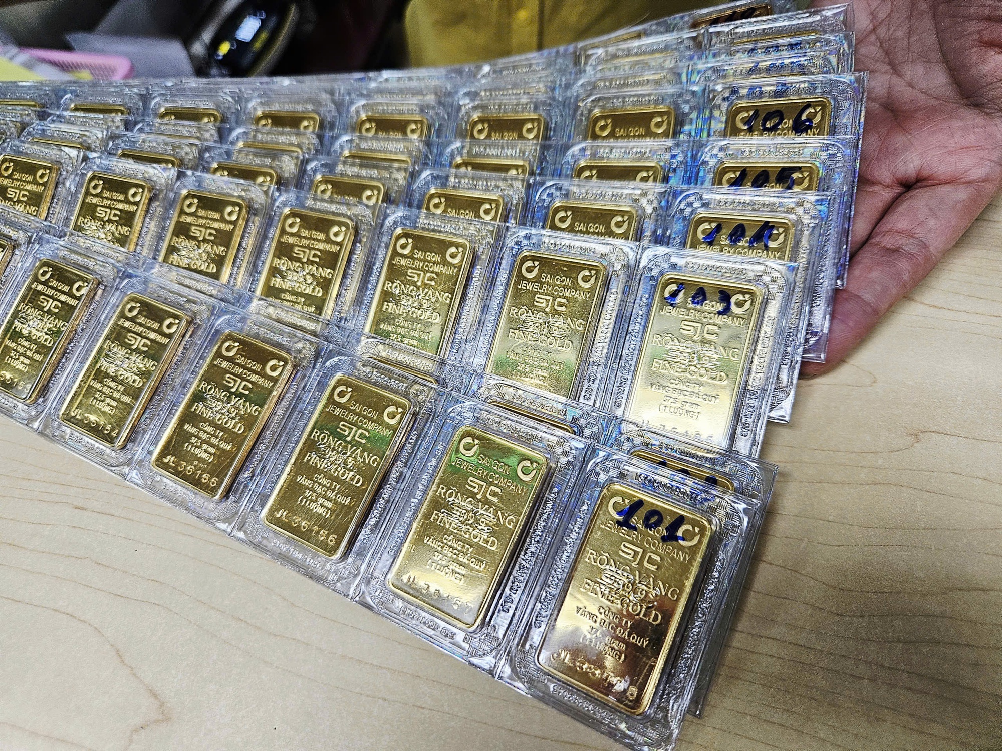 Vì sao giá vàng trong nước cao hơn thế giới tới 30 triệu đồng/lượng? - Ảnh 1