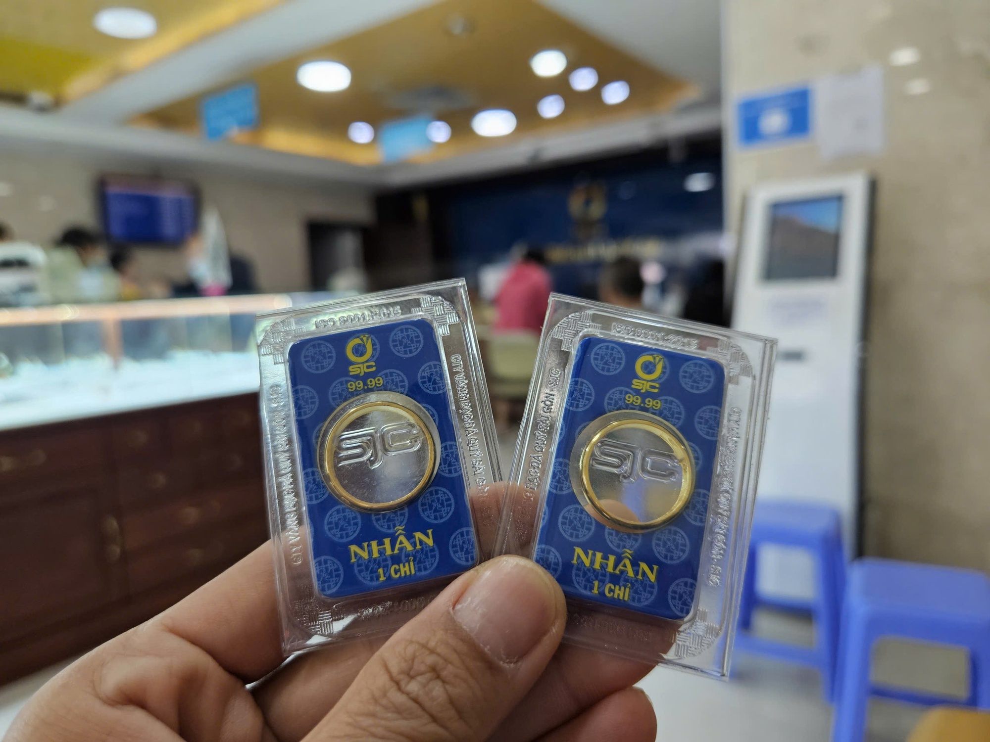 Cuối ngày 17-3, nhiều thương hiệu nâng giá vàng nhẫn trơn bằng với vàng miếng SJC - Ảnh 1