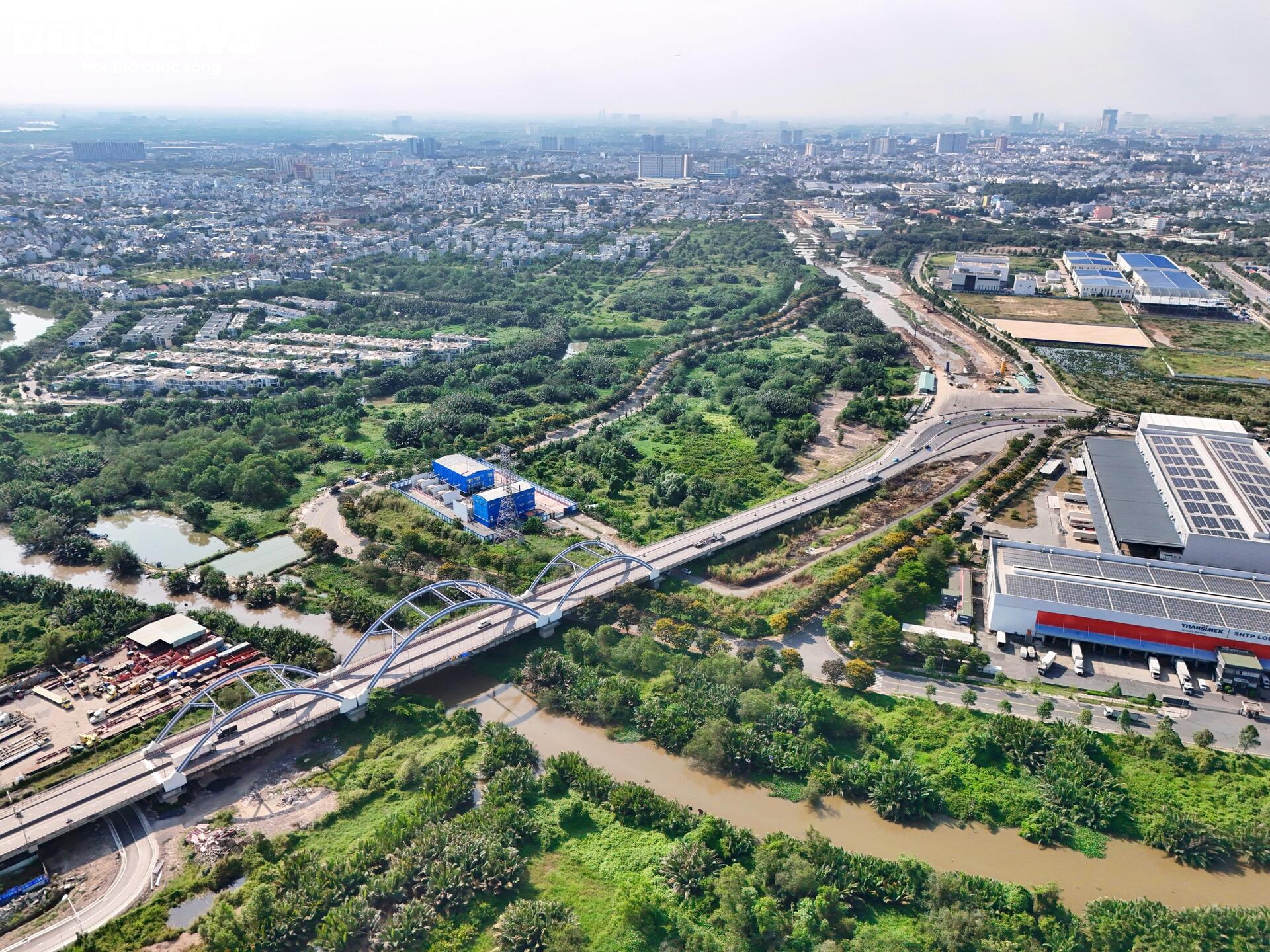 Công trường Vành đai 2 TP.HCM vắng lặng sau 3 tháng tái khởi động - Ảnh 9