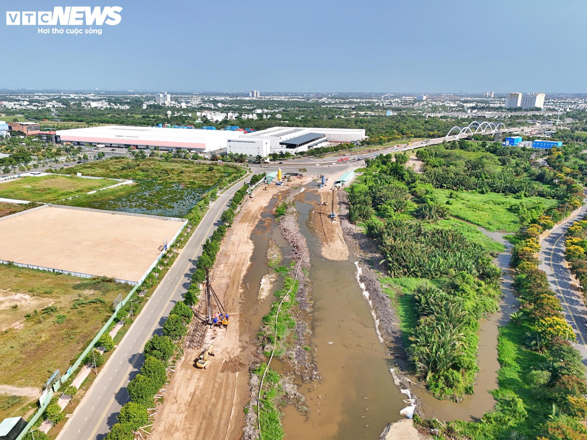 Công trường Vành đai 2 TP.HCM vắng lặng sau 3 tháng tái khởi động - Ảnh 7