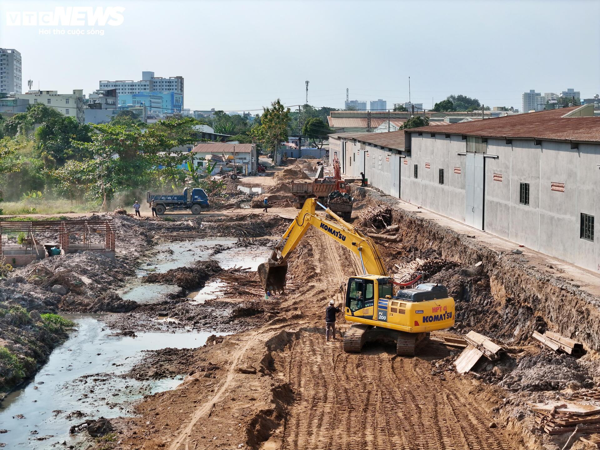Công trường Vành đai 2 TP.HCM vắng lặng sau 3 tháng tái khởi động - Ảnh 8