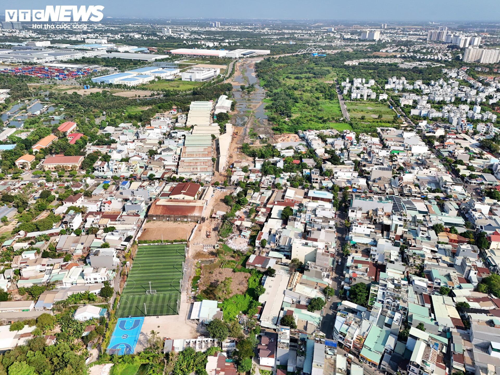 Công trường Vành đai 2 TP.HCM vắng lặng sau 3 tháng tái khởi động - Ảnh 10