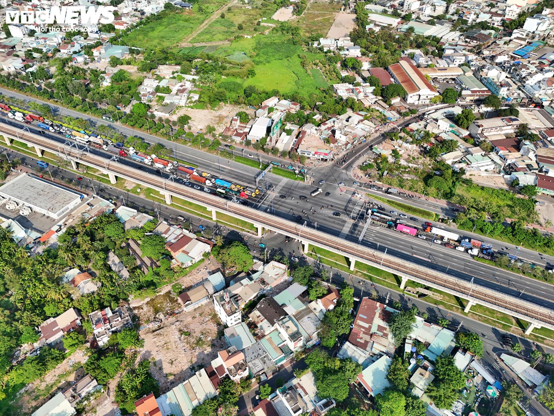 Công trường Vành đai 2 TP.HCM vắng lặng sau 3 tháng tái khởi động - Ảnh 11