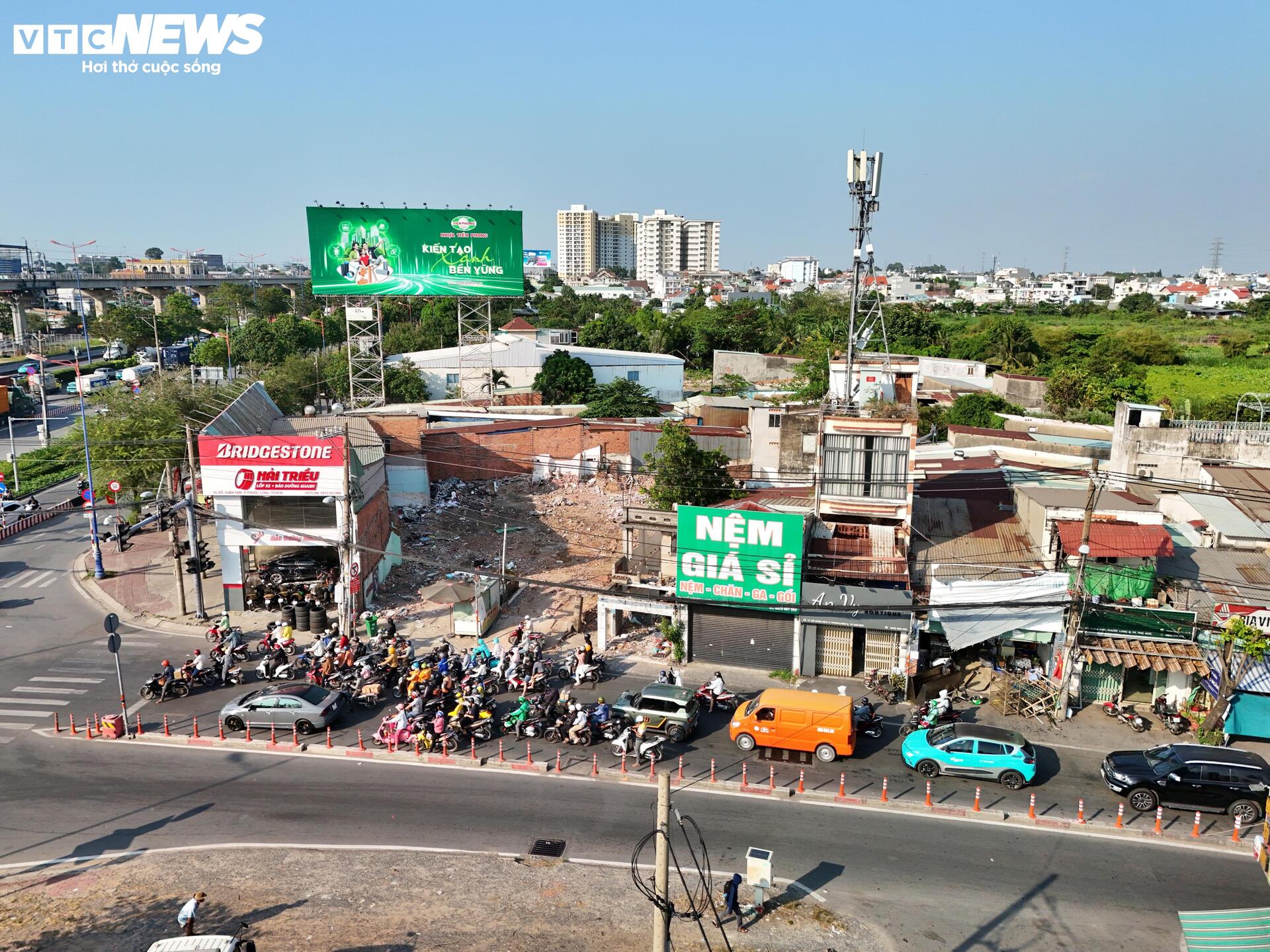 Công trường Vành đai 2 TP.HCM vắng lặng sau 3 tháng tái khởi động - Ảnh 12