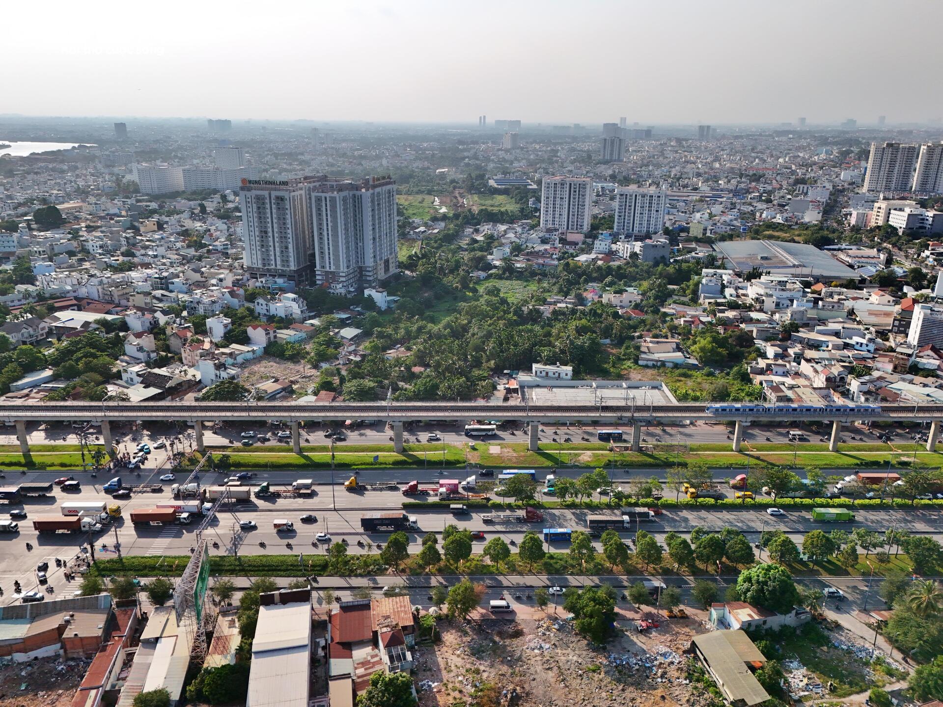 Công trường Vành đai 2 TP.HCM vắng lặng sau 3 tháng tái khởi động - Ảnh 14