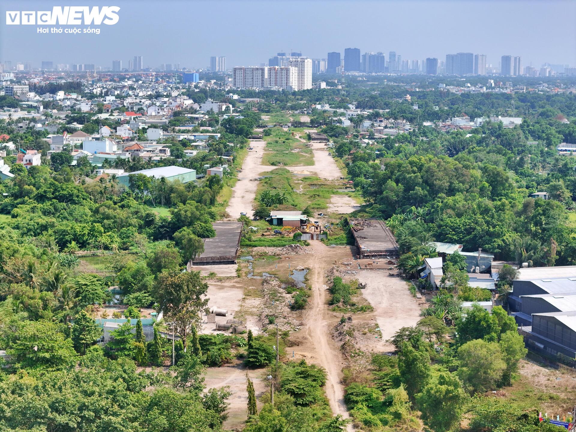 Công trường Vành đai 2 TP.HCM vắng lặng sau 3 tháng tái khởi động - Ảnh 1