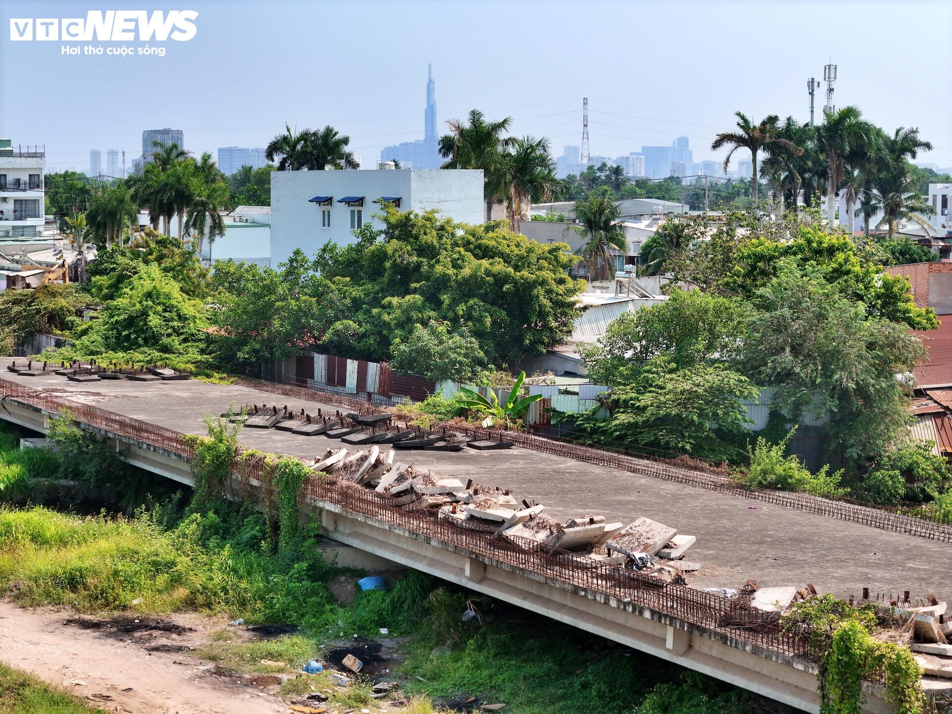 Công trường Vành đai 2 TP.HCM vắng lặng sau 3 tháng tái khởi động - Ảnh 4