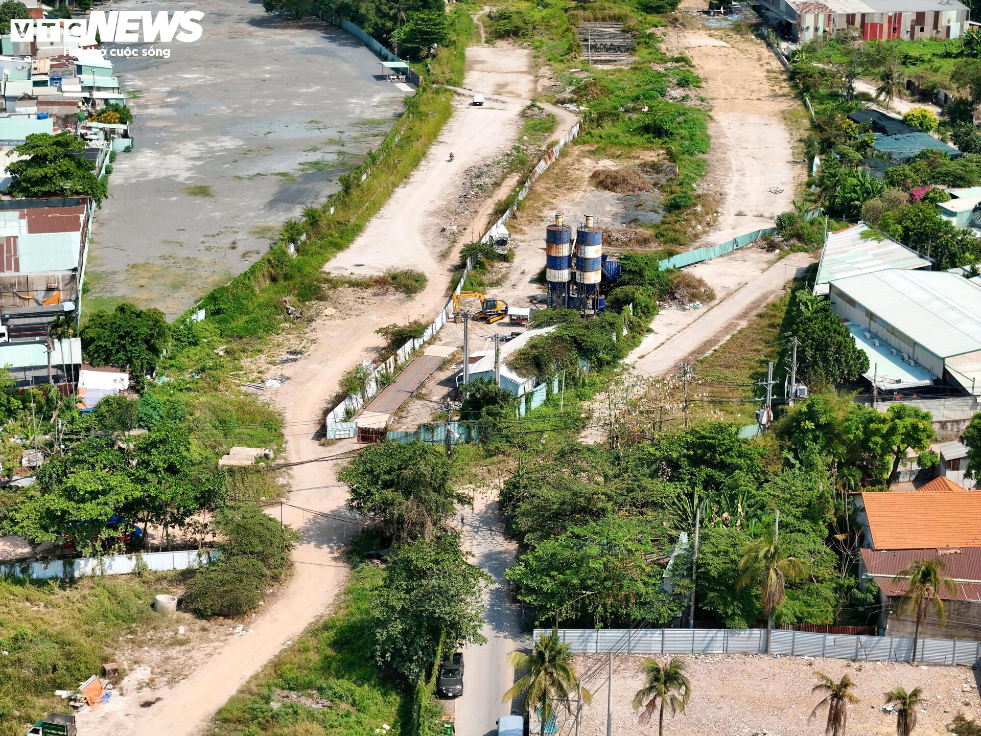 Công trường Vành đai 2 TP.HCM vắng lặng sau 3 tháng tái khởi động - Ảnh 2