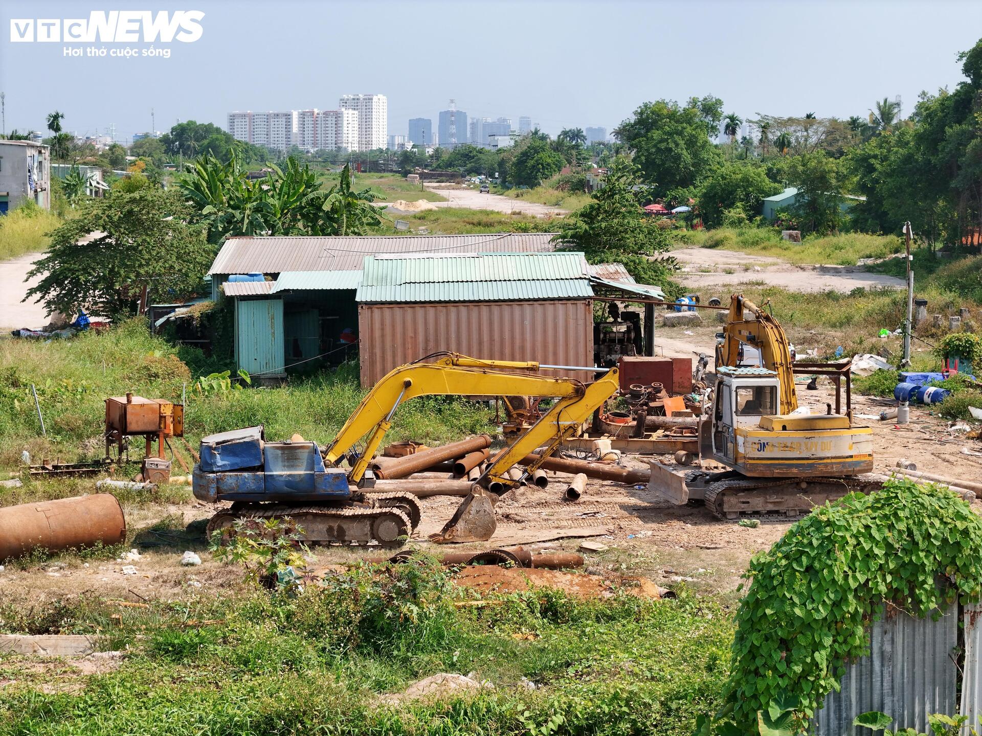 Công trường Vành đai 2 TP.HCM vắng lặng sau 3 tháng tái khởi động - Ảnh 3