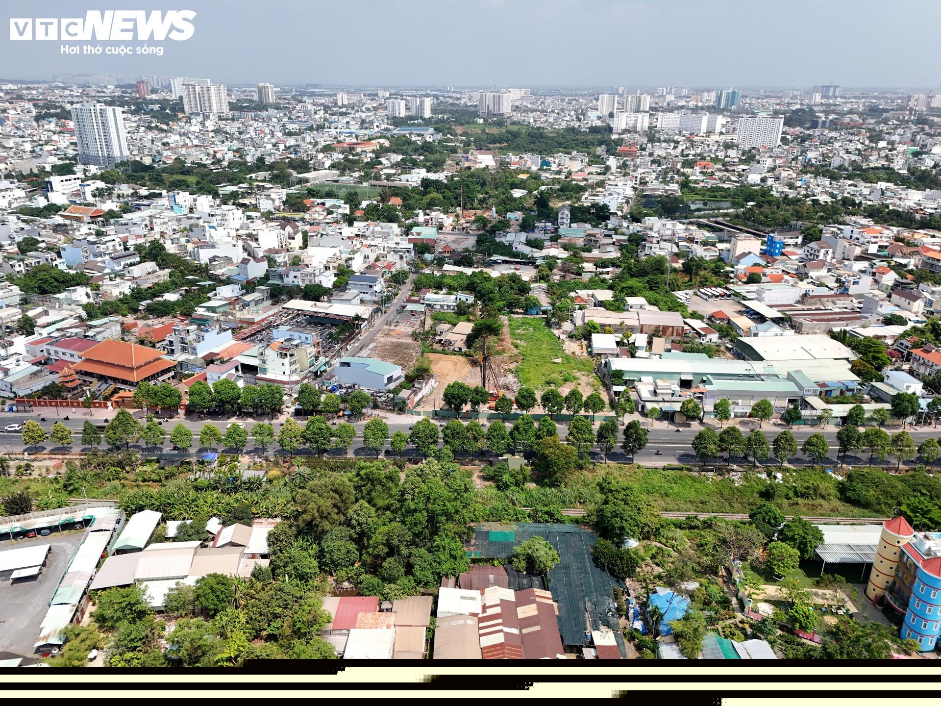 Công trường Vành đai 2 TP.HCM vắng lặng sau 3 tháng tái khởi động - Ảnh 5