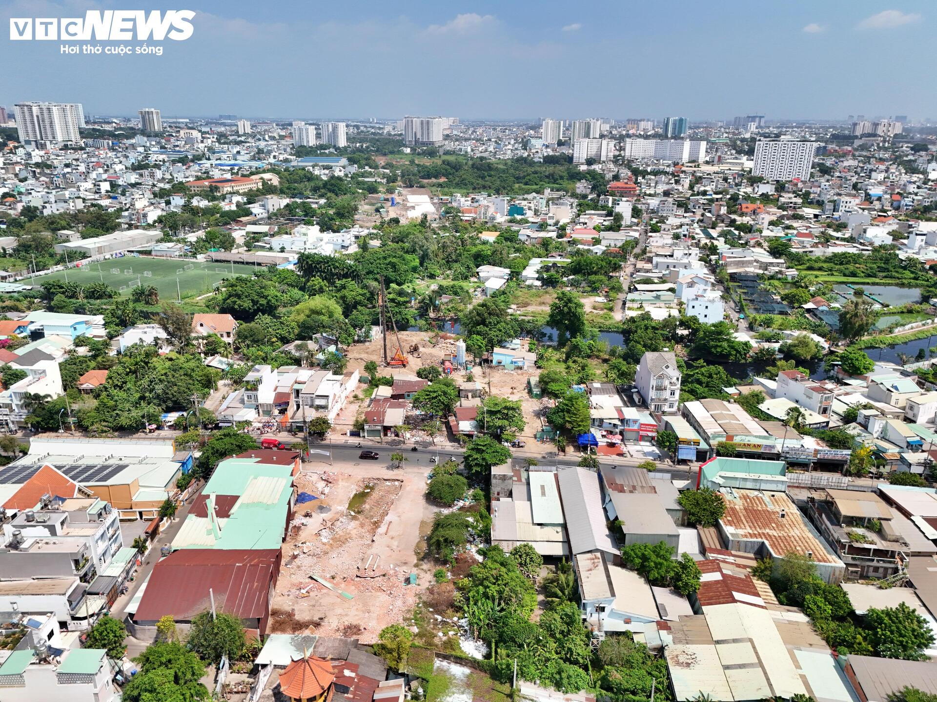 Công trường Vành đai 2 TP.HCM vắng lặng sau 3 tháng tái khởi động - Ảnh 6