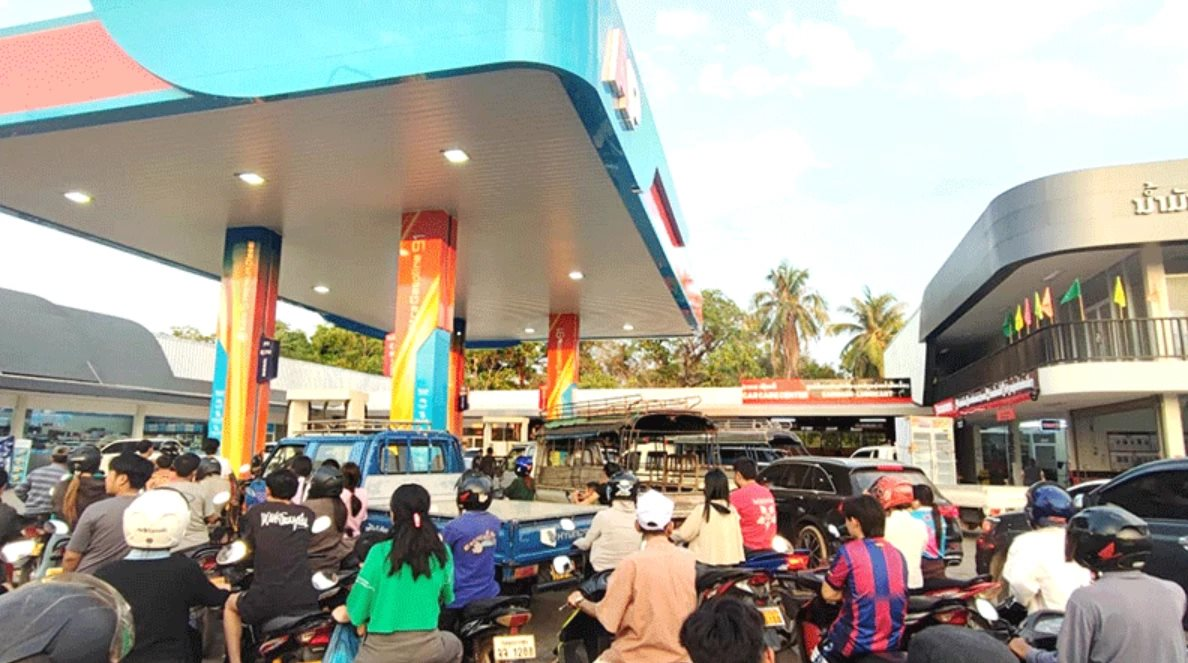 Nước láng giềng Việt Nam thu nhập bình quân 5 triệu đồng/tháng, nay giá xăng tăng top đầu thế giới - Ảnh 1