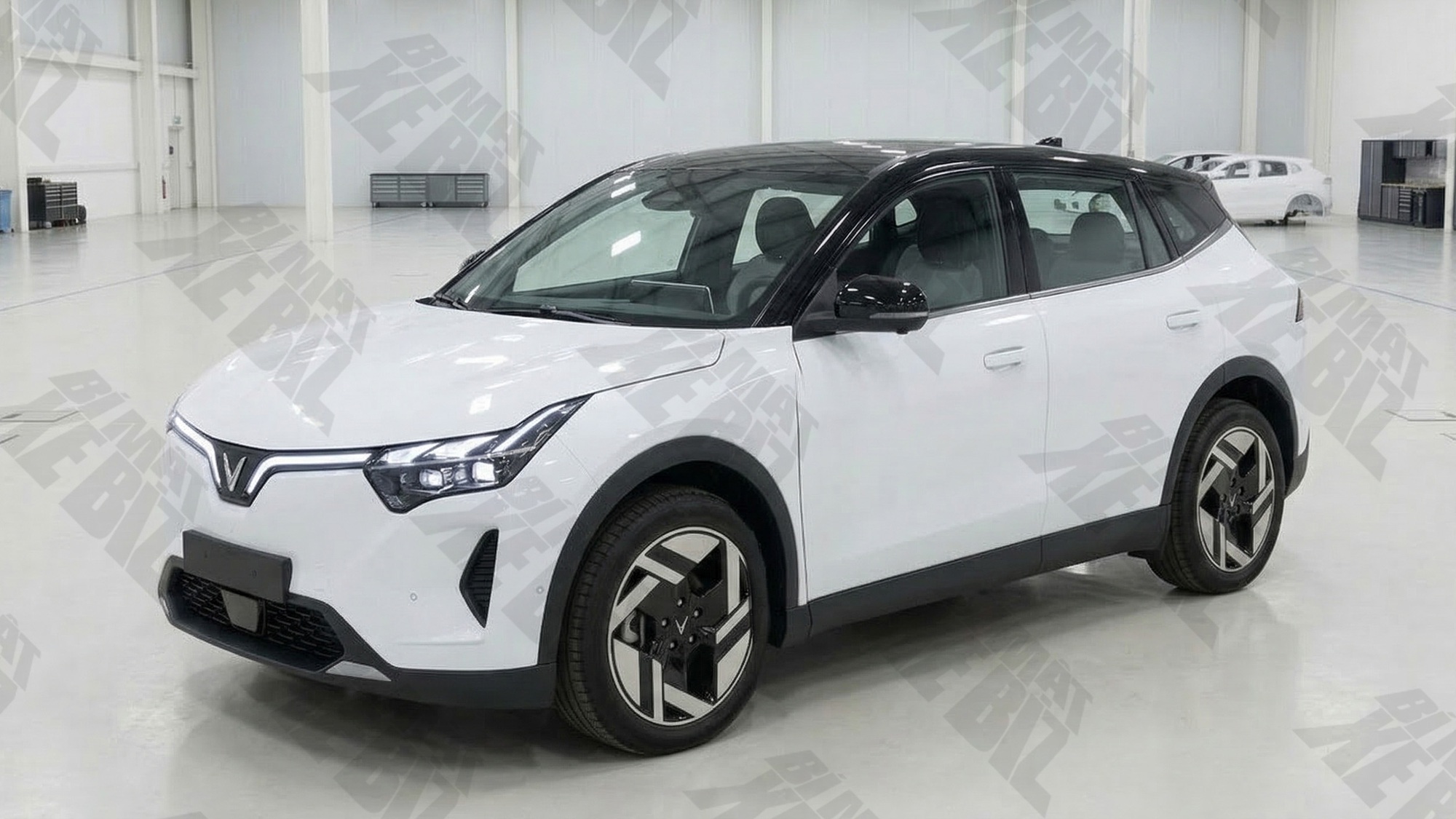 Rộ ảnh SUV VinFast mới đang thử nghiệm: Cỡ như VF 6, cụm đèn đặt cao kiểu VF 8, mâm gần giống VF MPV 7 - Ảnh 2