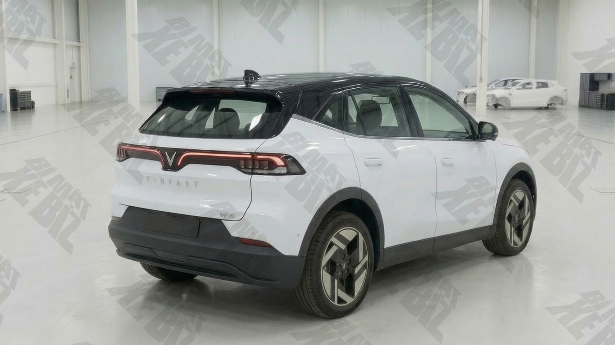 Rộ ảnh SUV VinFast mới đang thử nghiệm: Cỡ như VF 6, cụm đèn đặt cao kiểu VF 8, mâm gần giống VF MPV 7 - Ảnh 3