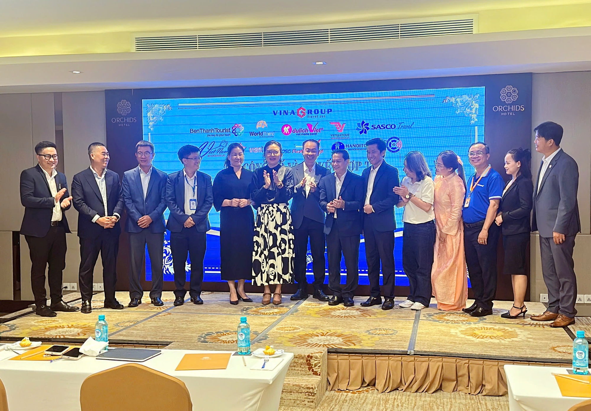 Tour trực thăng bắt đầu đón khách, TPHCM sẽ mở rộng thêm nhiều bãi đáp đón khách hạng sang - Ảnh 1