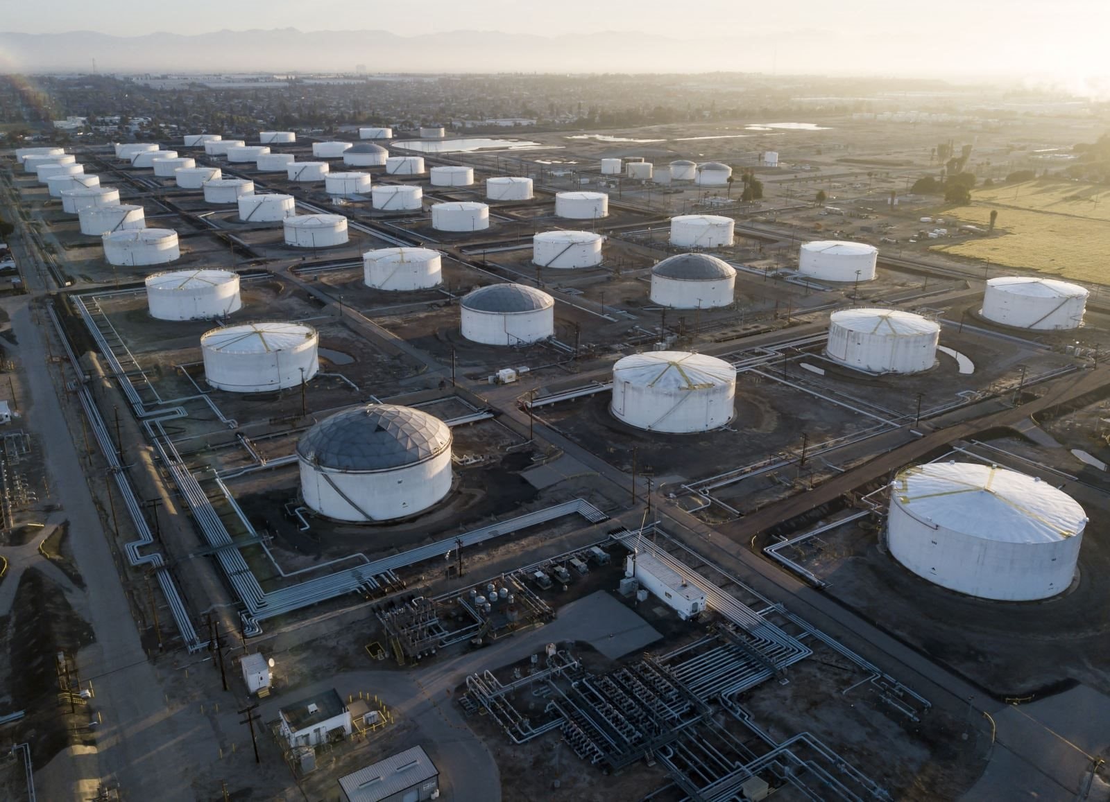 Khủng hoảng Iran đe dọa 20% lượng dầu mỏ toàn cầu, một quốc gia bất ngờ hưởng lợi lớn - Ảnh 2