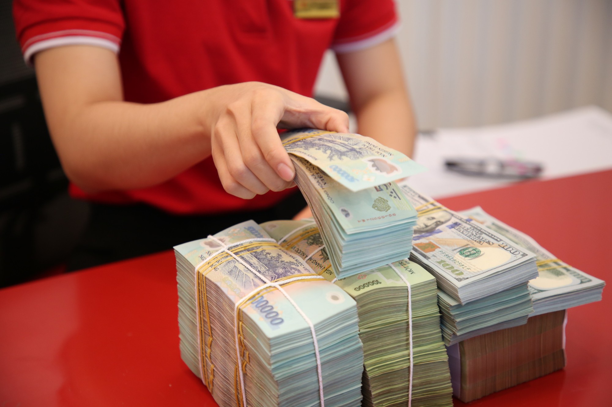 Vì sao các ngân hàng dồn dập tăng lãi suất huy động? - Ảnh 1