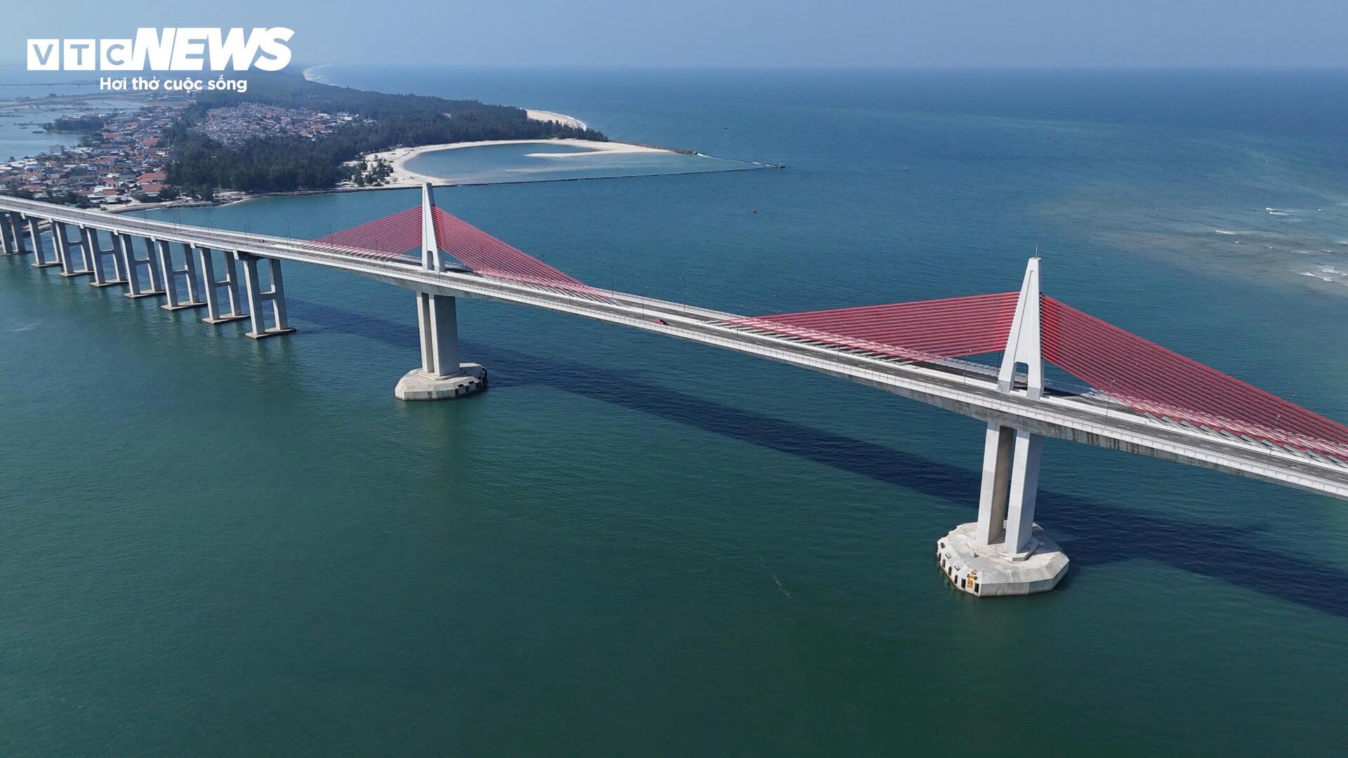 Cận cảnh cầu vượt biển dài nhất miền Trung đang chờ thông xe ở Huế - Ảnh 1