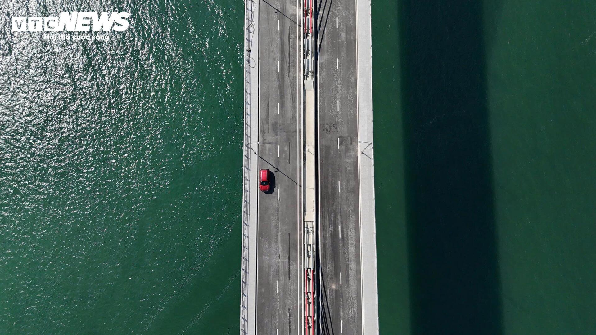 Cận cảnh cầu vượt biển dài nhất miền Trung đang chờ thông xe ở Huế - Ảnh 3