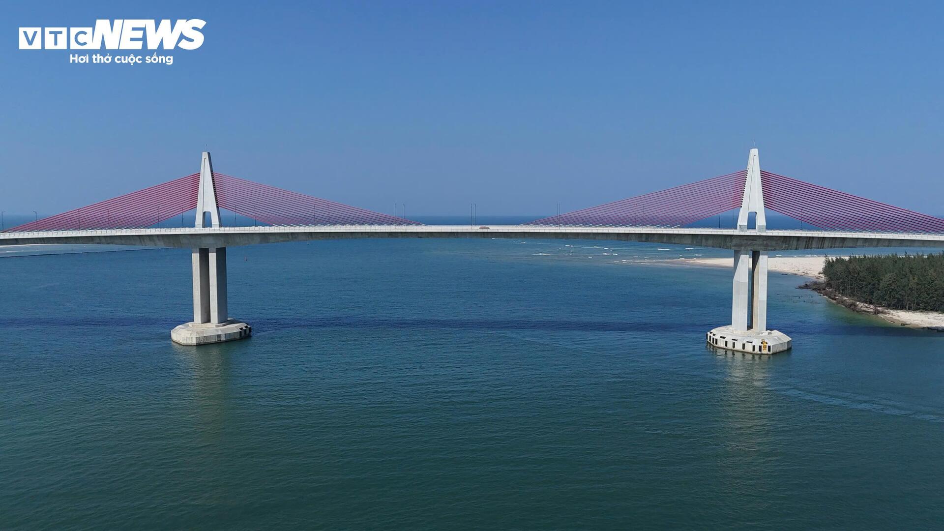 Cận cảnh cầu vượt biển dài nhất miền Trung đang chờ thông xe ở Huế - Ảnh 8