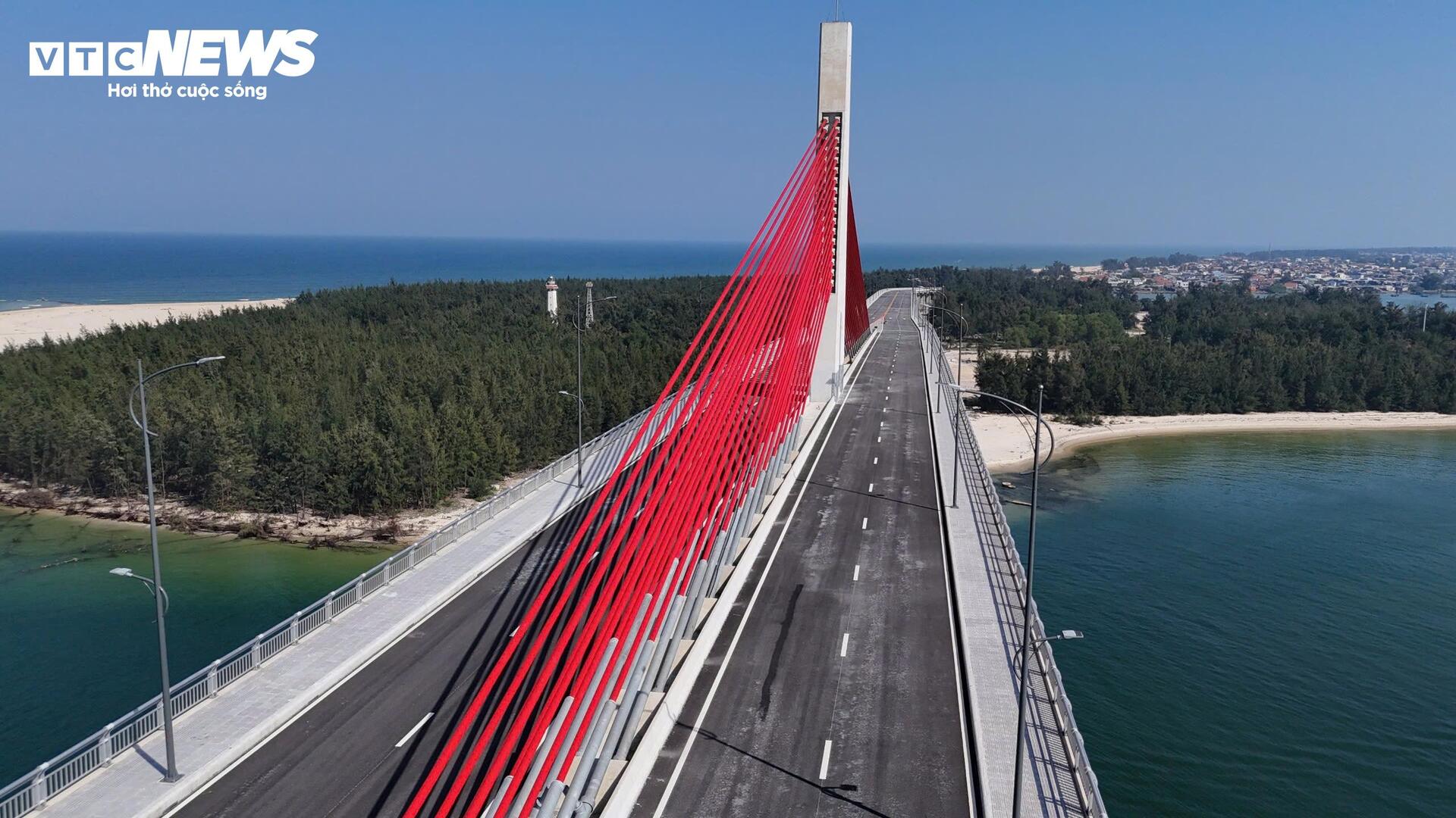 Cận cảnh cầu vượt biển dài nhất miền Trung đang chờ thông xe ở Huế - Ảnh 4