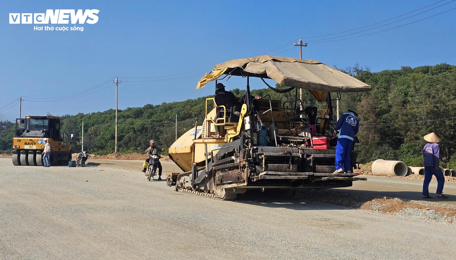 Cận cảnh cầu vượt biển dài nhất miền Trung đang chờ thông xe ở Huế - Ảnh 10