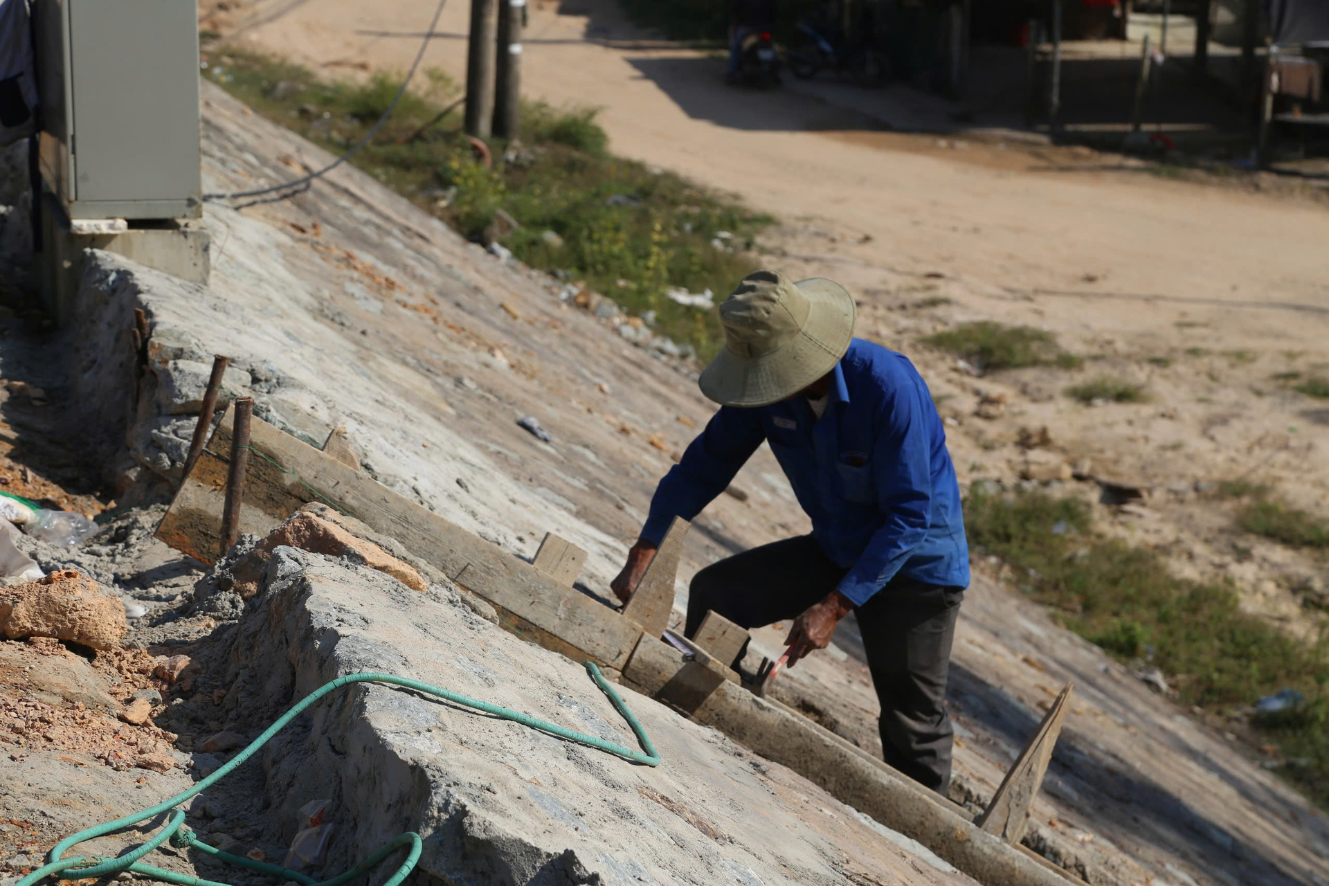 Cận cảnh cầu vượt biển dài nhất miền Trung đang chờ thông xe ở Huế - Ảnh 12